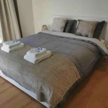 Apartment Business Flat. Terrace & Free Parking *